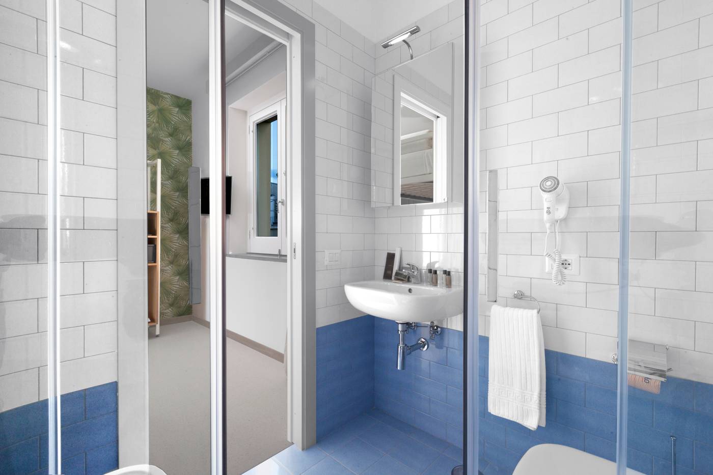 Unconventional-Sorrento-Coast-Room-35