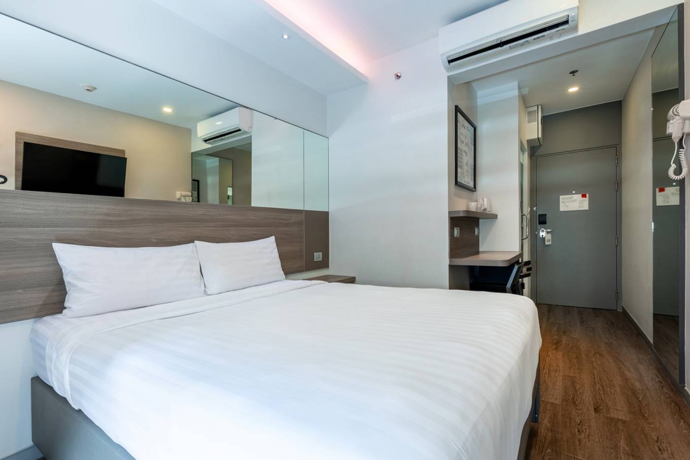 Red-Planet-Bangkok-Surawong-Room-17