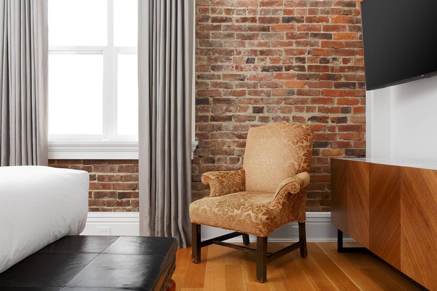 Victorian-Hotel-Vancouver-Room-46