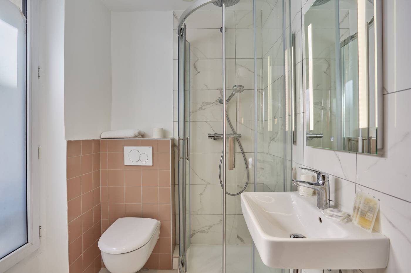 Hipotel-Paris-Gare-Du-Nord-Merryl-Room-15