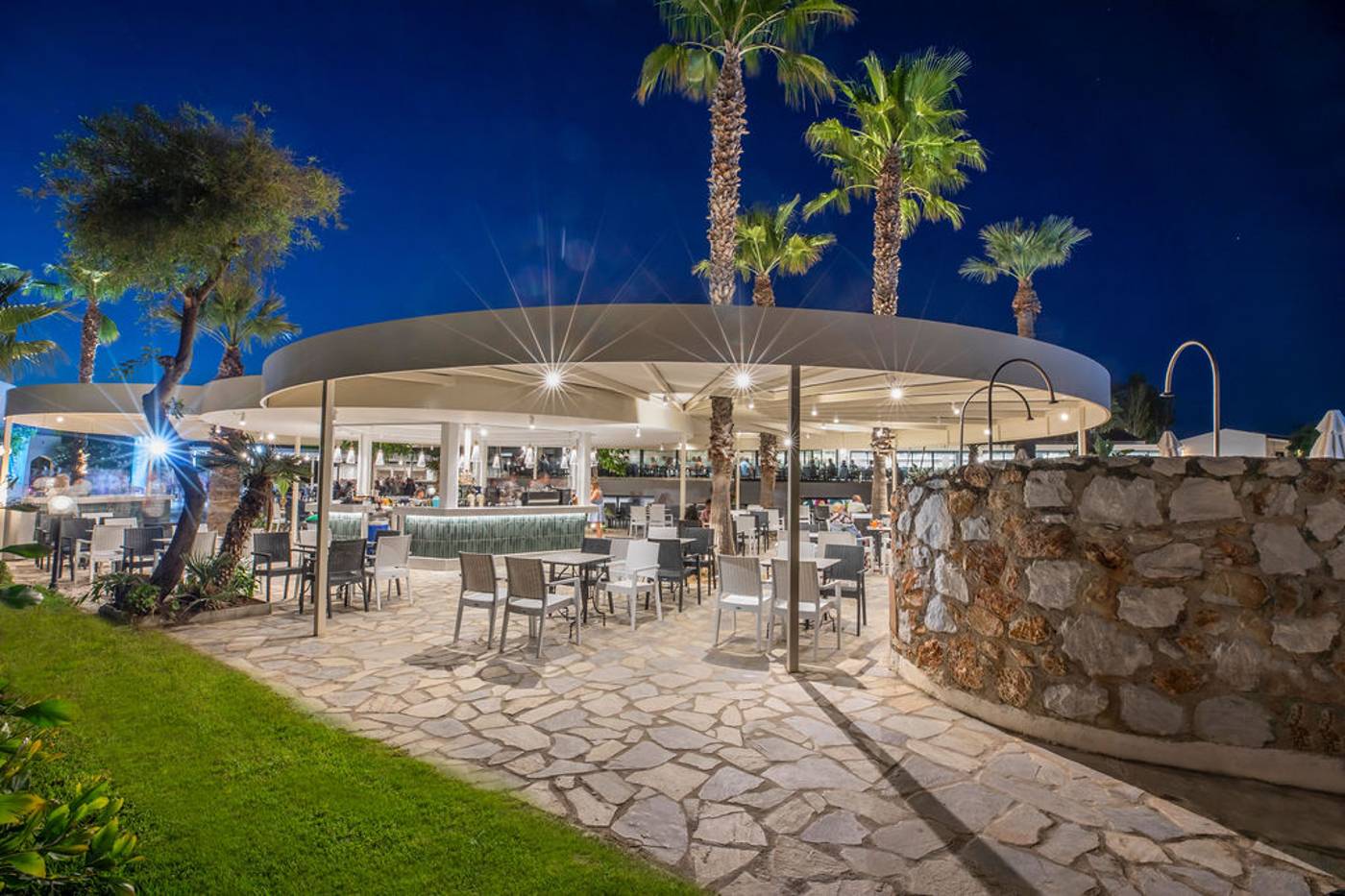 Golden-Coast-Hotel-and-Bungalows-Bar-41