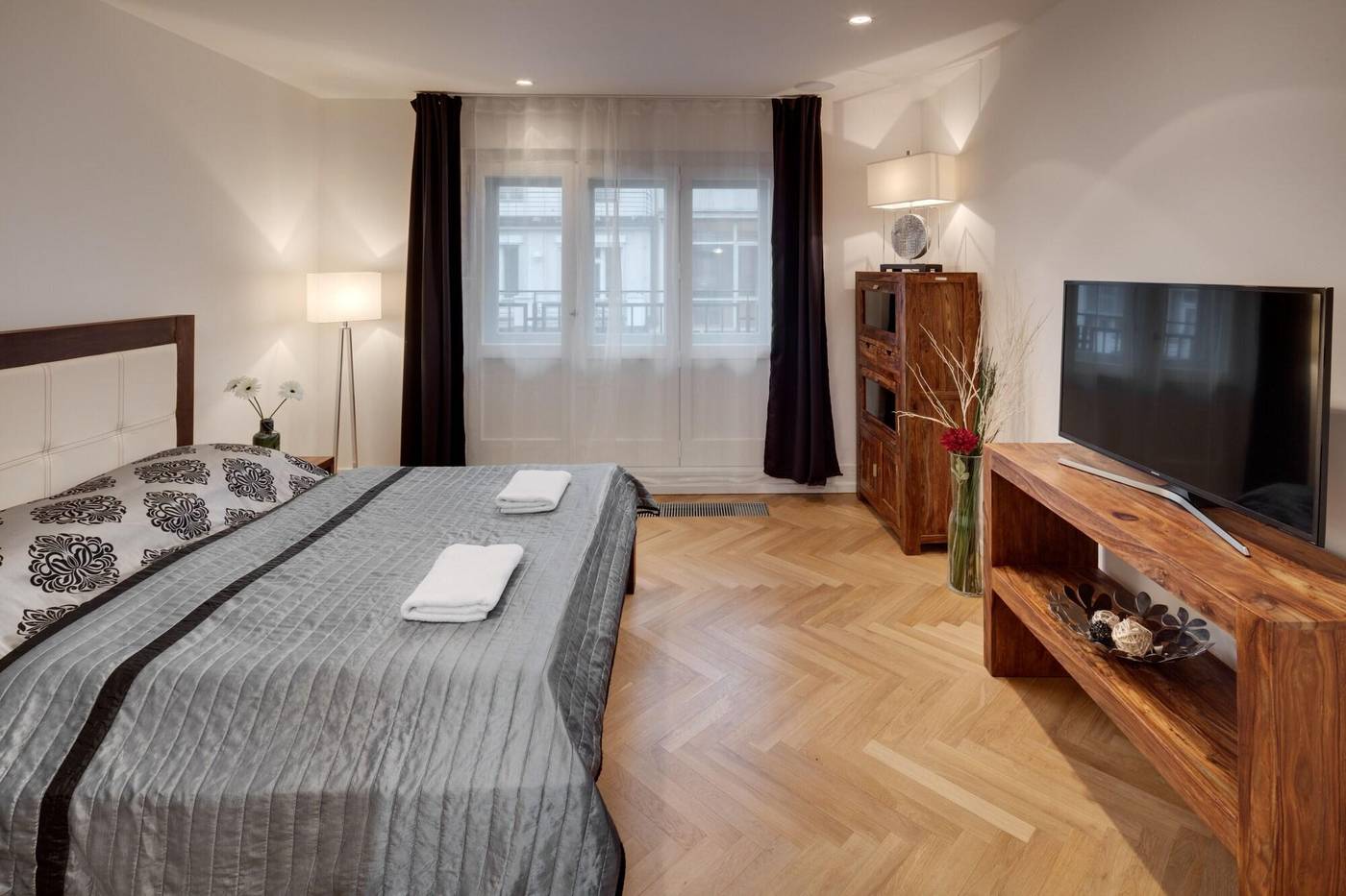 Old-Town-Square-Apartments-Room-6