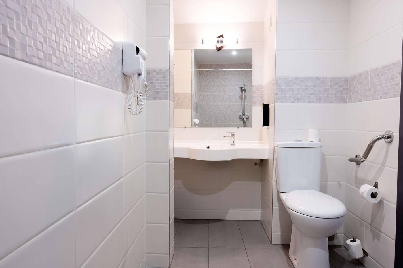 Kyriad-Par----s-10---Canal-Saint-Martin--R----publique-Room-51