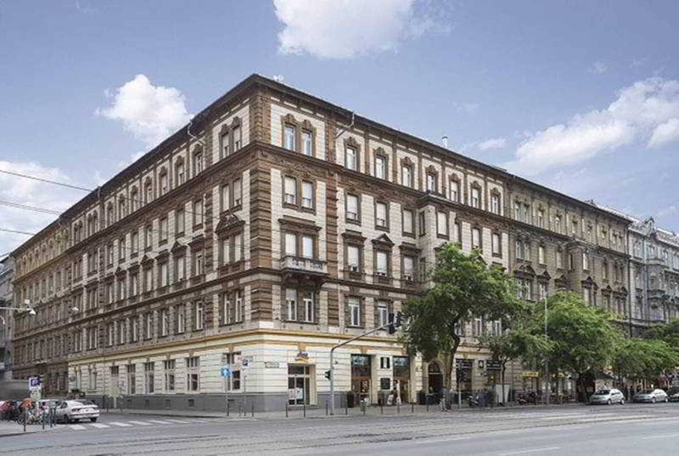 Full-Moon-Budapest-General-view-5