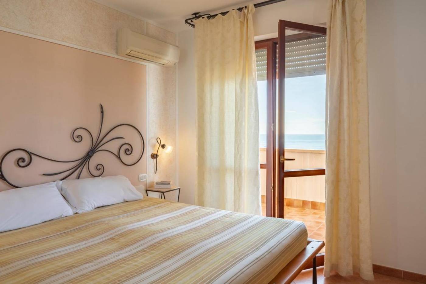 Lola-Piccolo-Hotel-Room-6