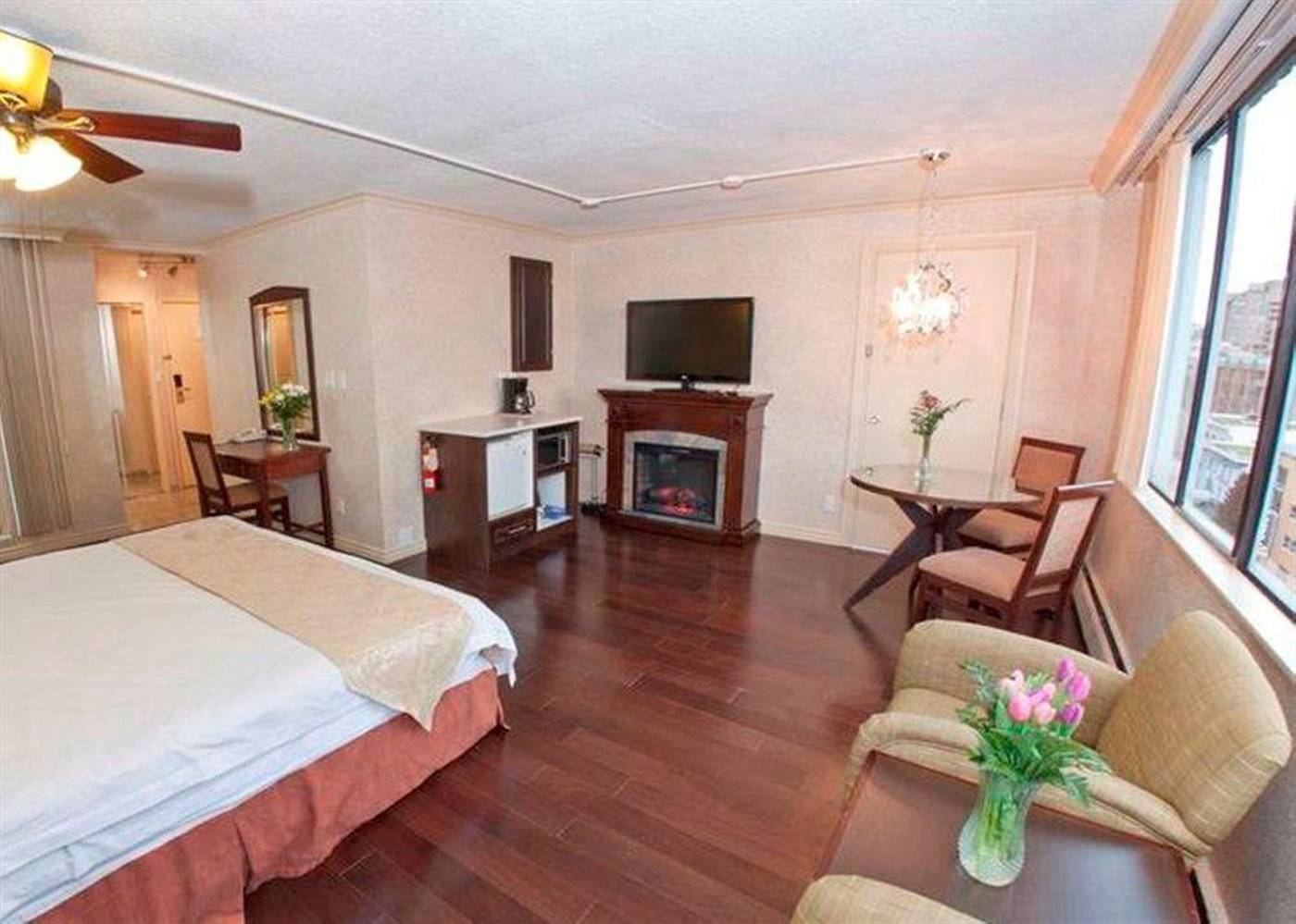 Divya-Sutra-Suites-on-Robson-Downtown-General-view-32