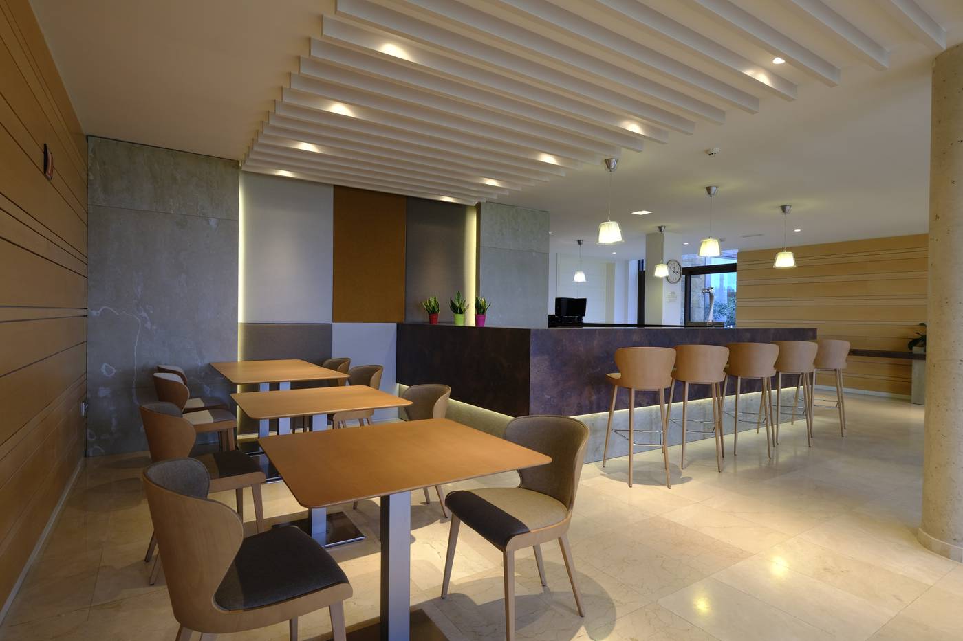 Mas-Sola-Bar-45