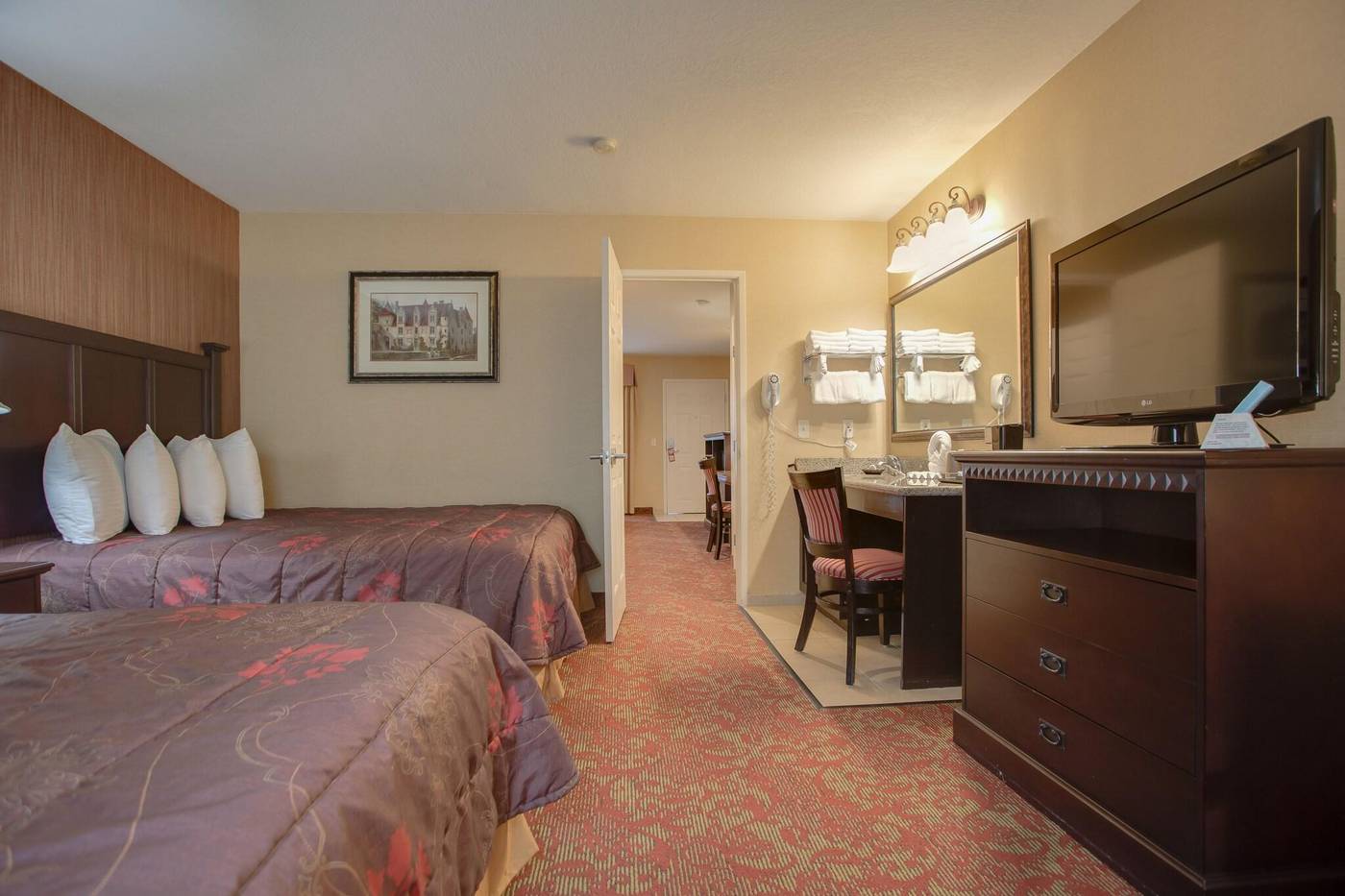 Castle-Inn-and-Suites-Room-16