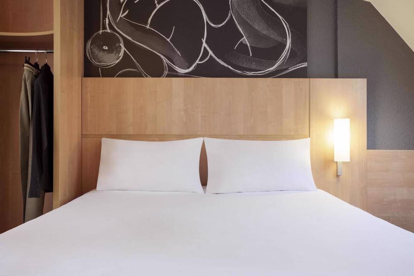 Ibis-Paris-Maine-Montparnasse-14th-Hotel-Room-26