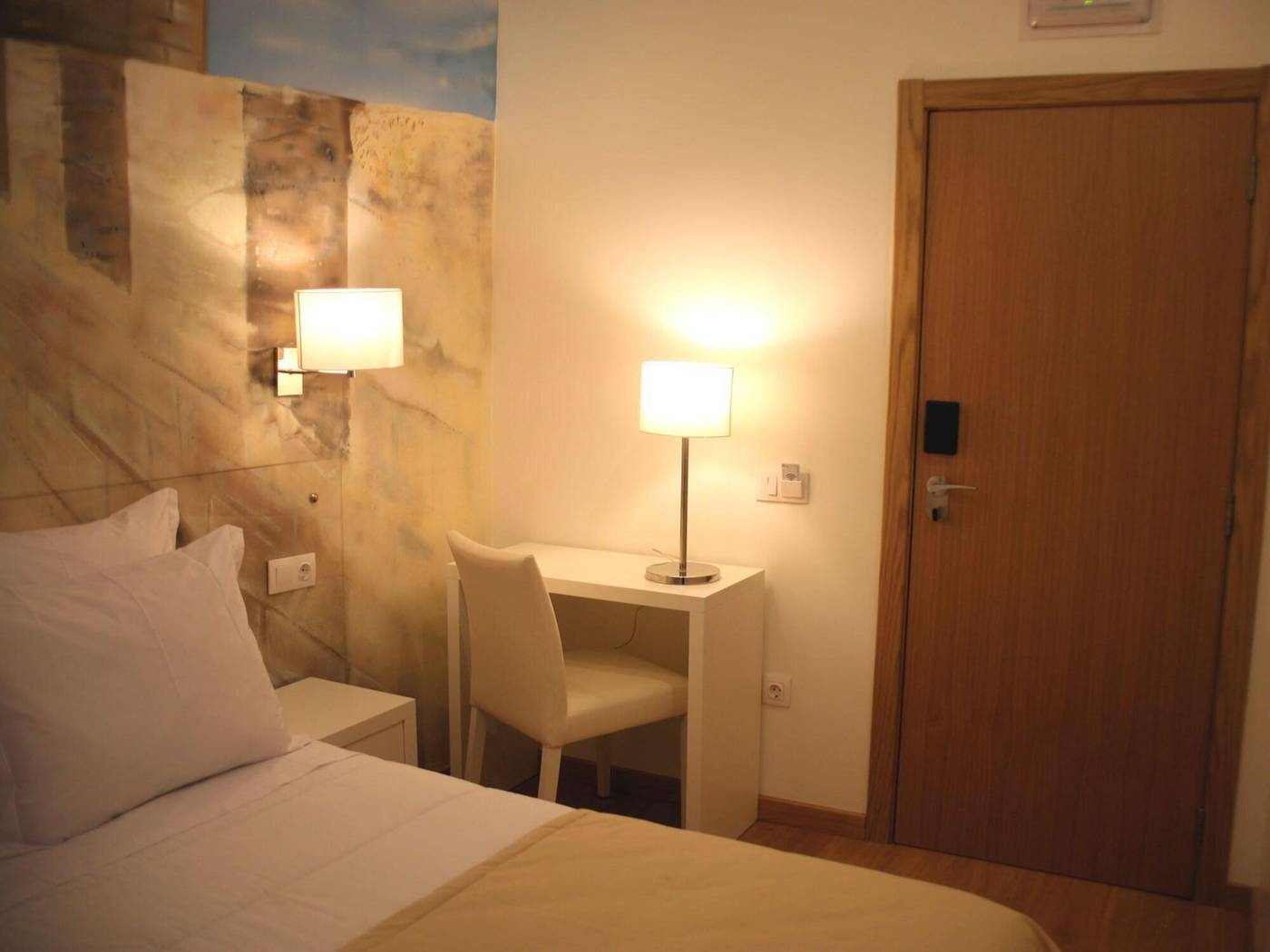 Lisbon-Style-Guesthouse-Room-20