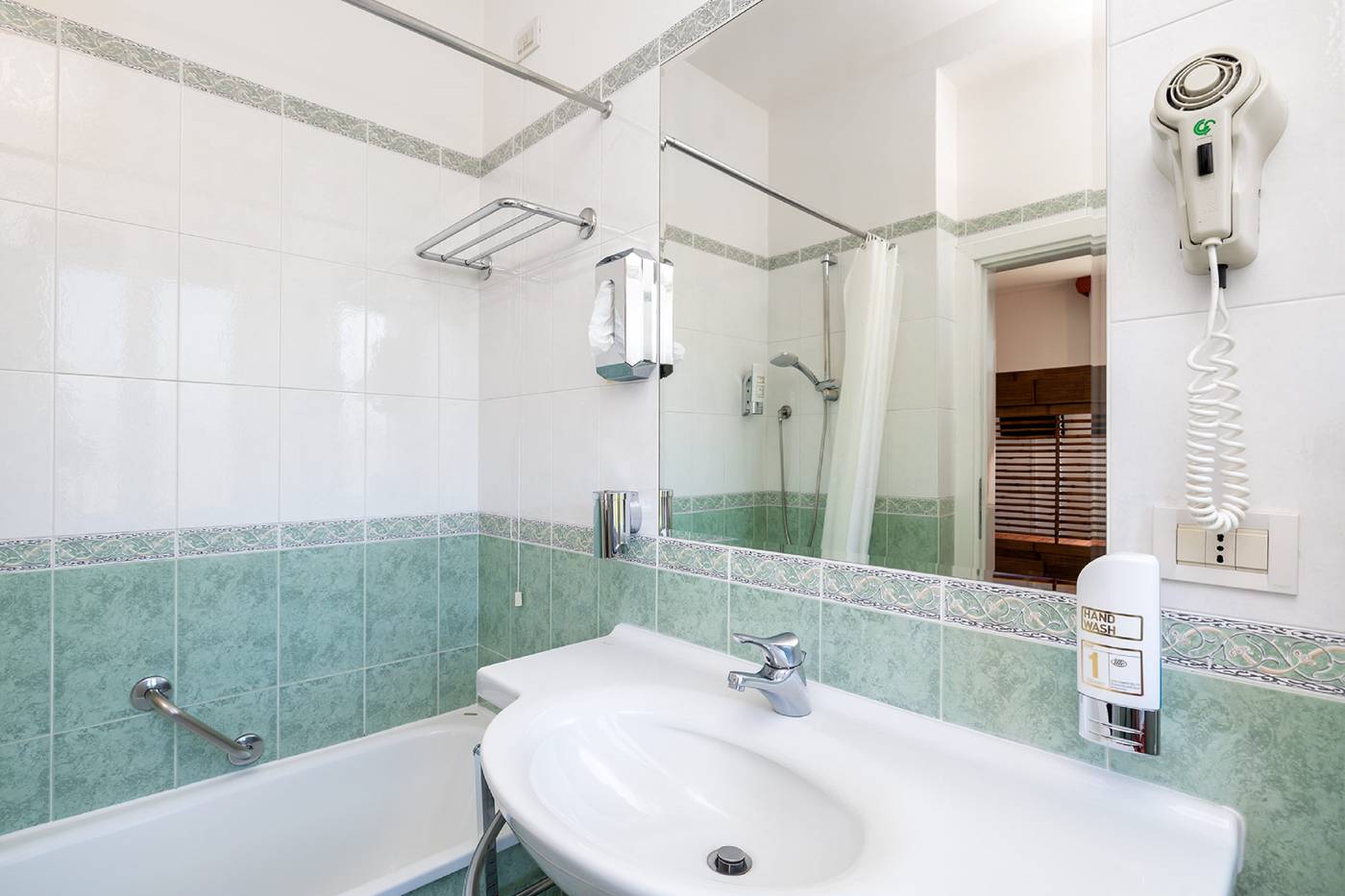 Hotel Rivamare-Italy-Venezia-Room-9