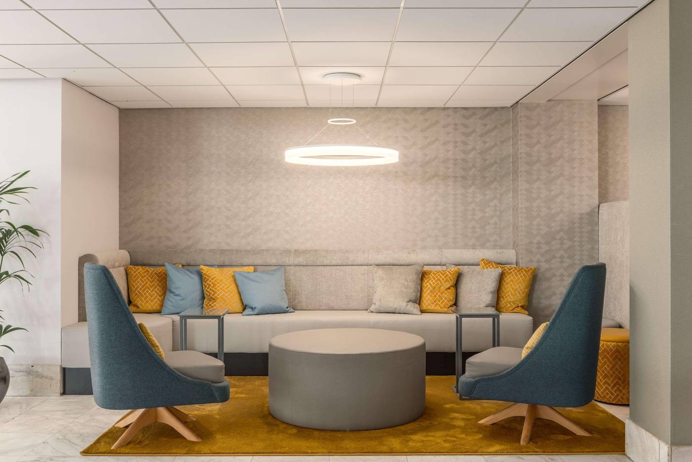 NH-Amsterdam-Schiphol-Airport-Bar-17