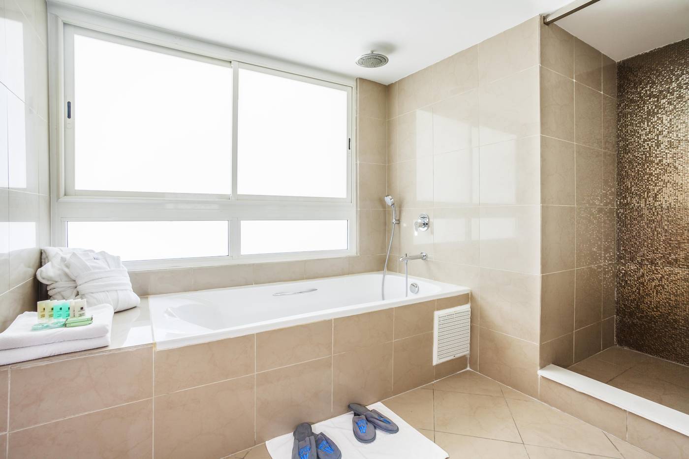 Atlas-Amadil-Beach-Aqua-Sun-Room-43