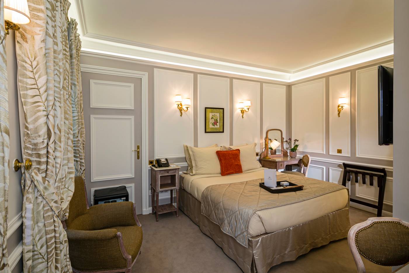 Regina-Hotel-Room-37