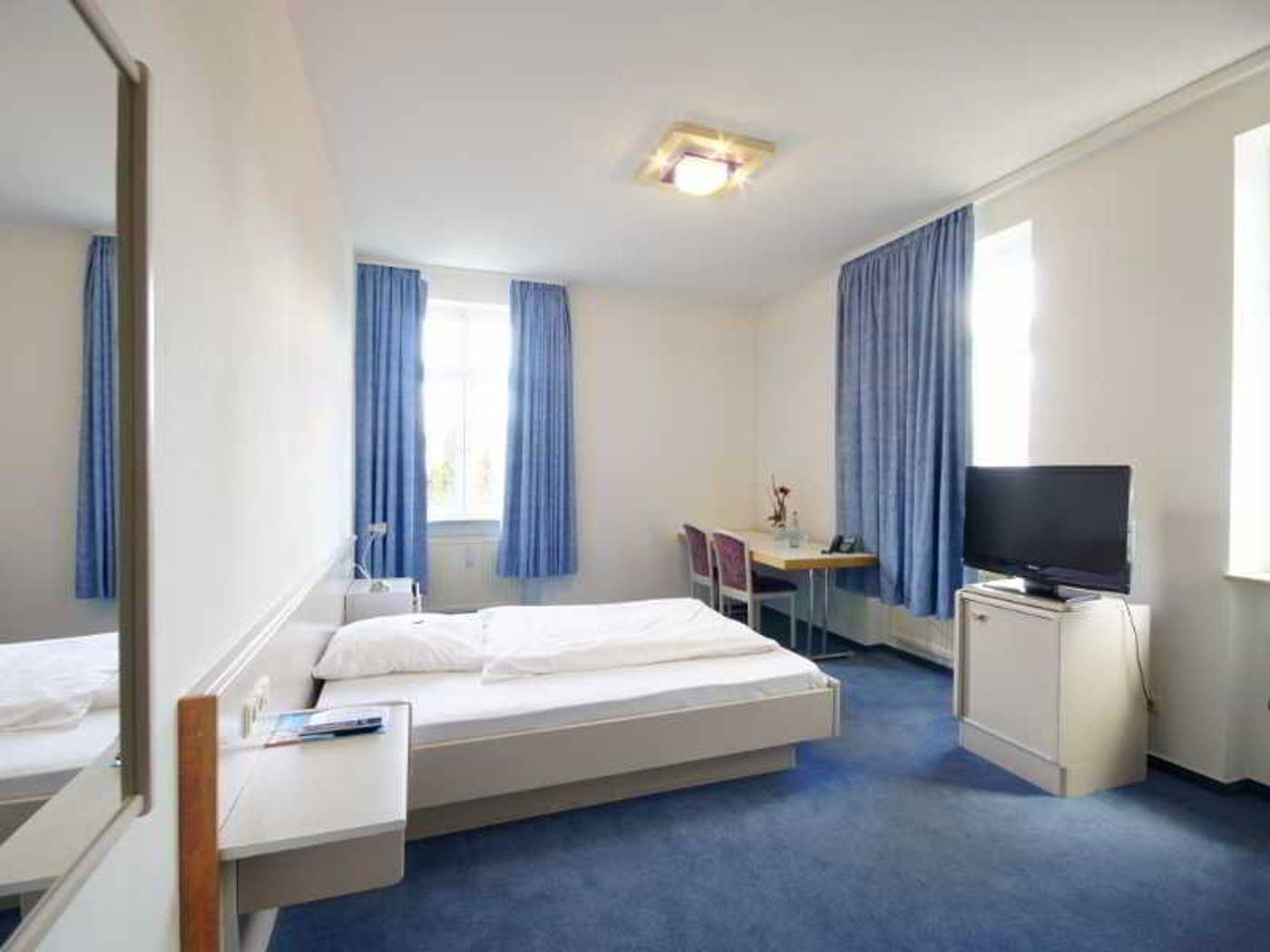 Hotel Neuwirtshaus-Germany-ZUFFENHAUSEN-General view-4
