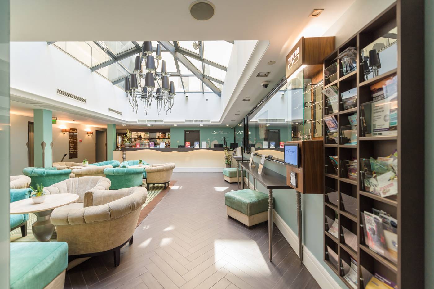 La-Prima-Fashion-Hotel-Lobby-9