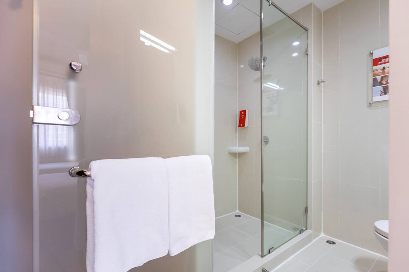 Red-Planet-Phuket-Patong-Room-9