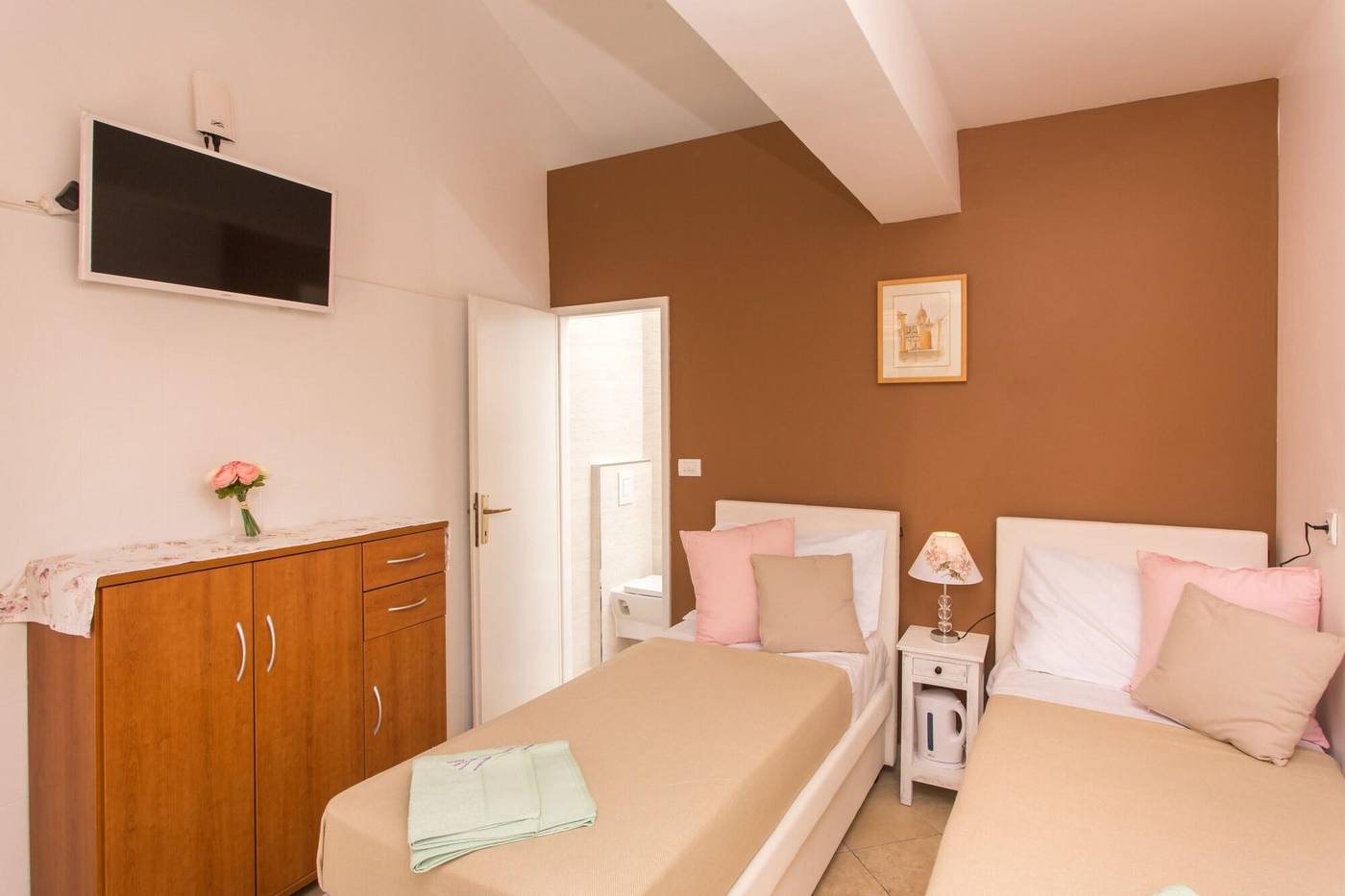 Guest-House-Cuk-Room-19