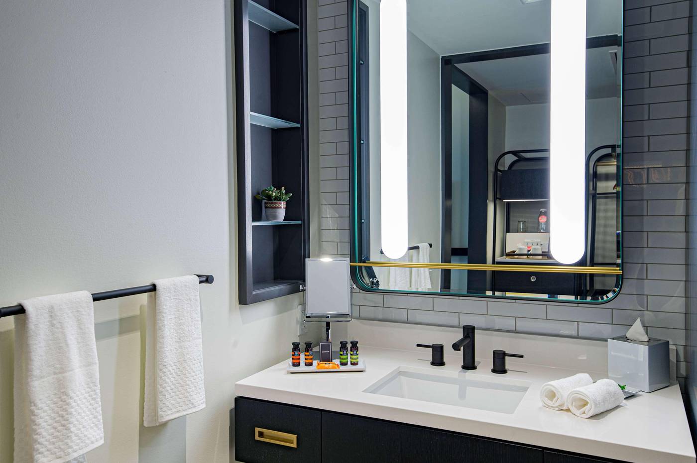 Canopy-by-Hilton-Jersey-City-Arts-District-Room-38