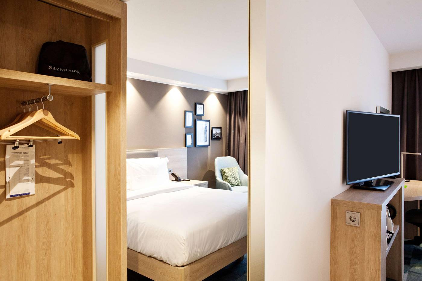 Hampton-by-Hilton-Berlin-City-East-Side-Gallery-Room-13