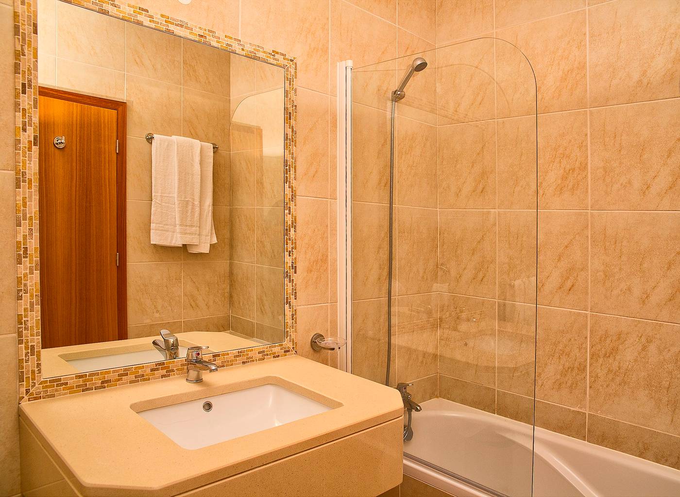 Alto-Fairways-Room-14