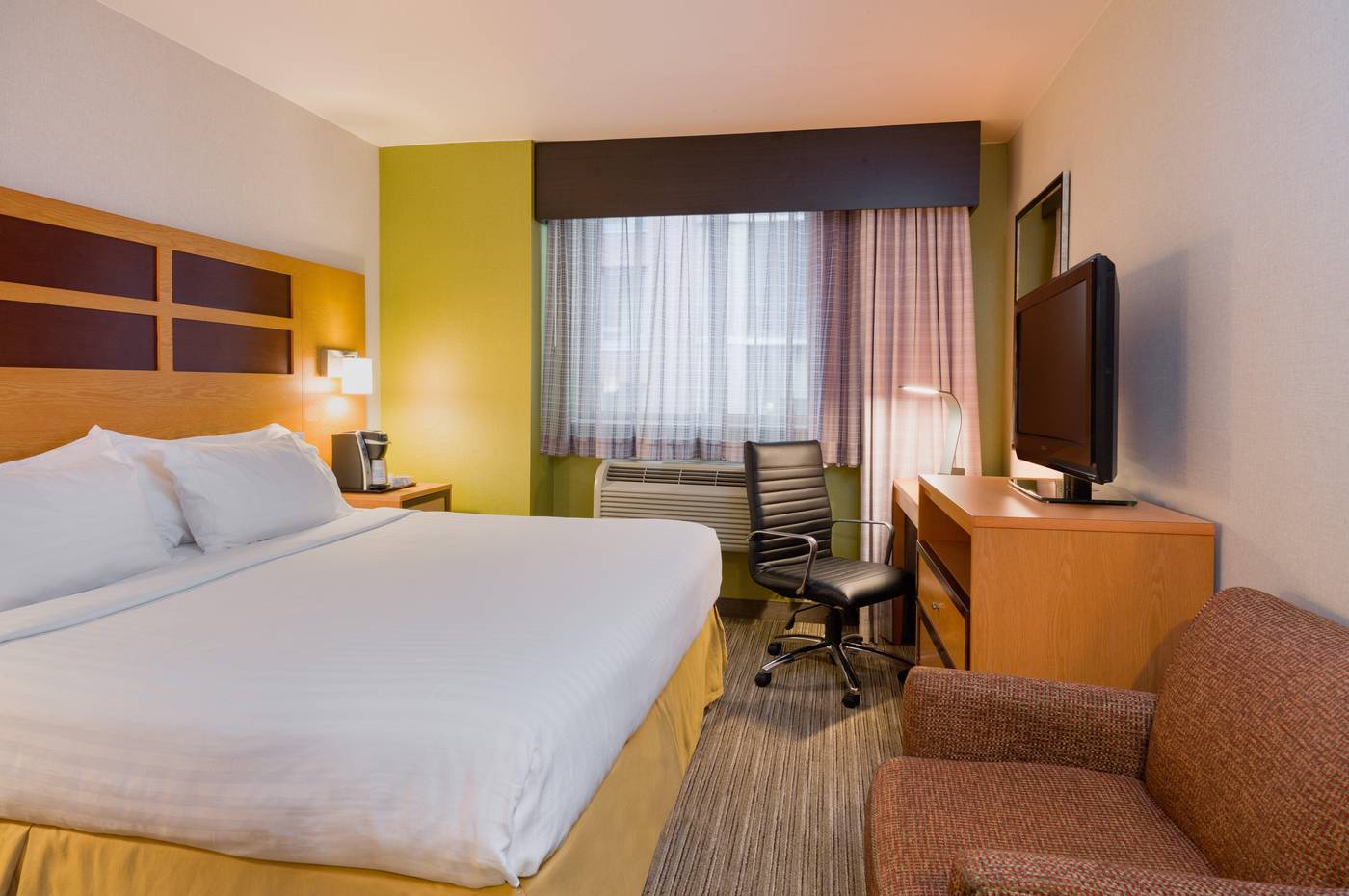 Holiday-Inn-Express-New-York-City-Times-Square-Room-22