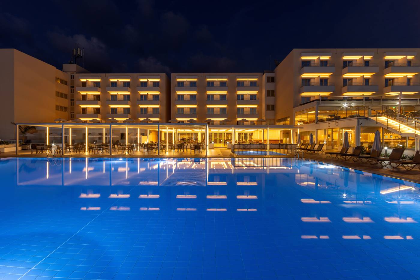 Queens-Bay-Hotel-Pool-4