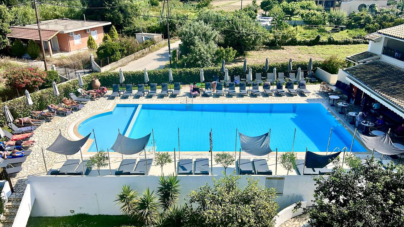 Bruskos-Hotel-and-Suites-Pool-8