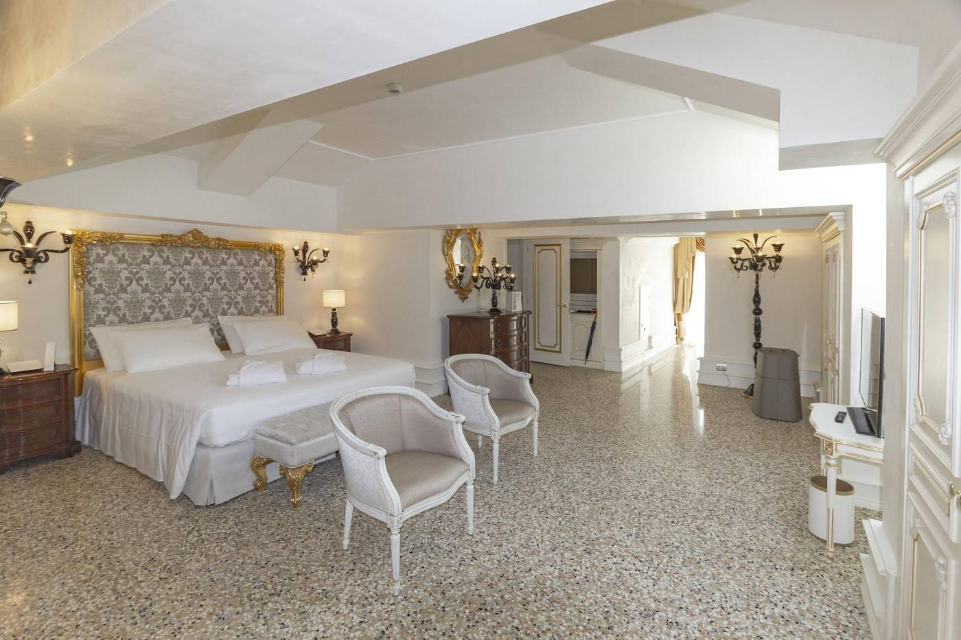 Ca-Bonfadini-Historic-Experience-Room-23