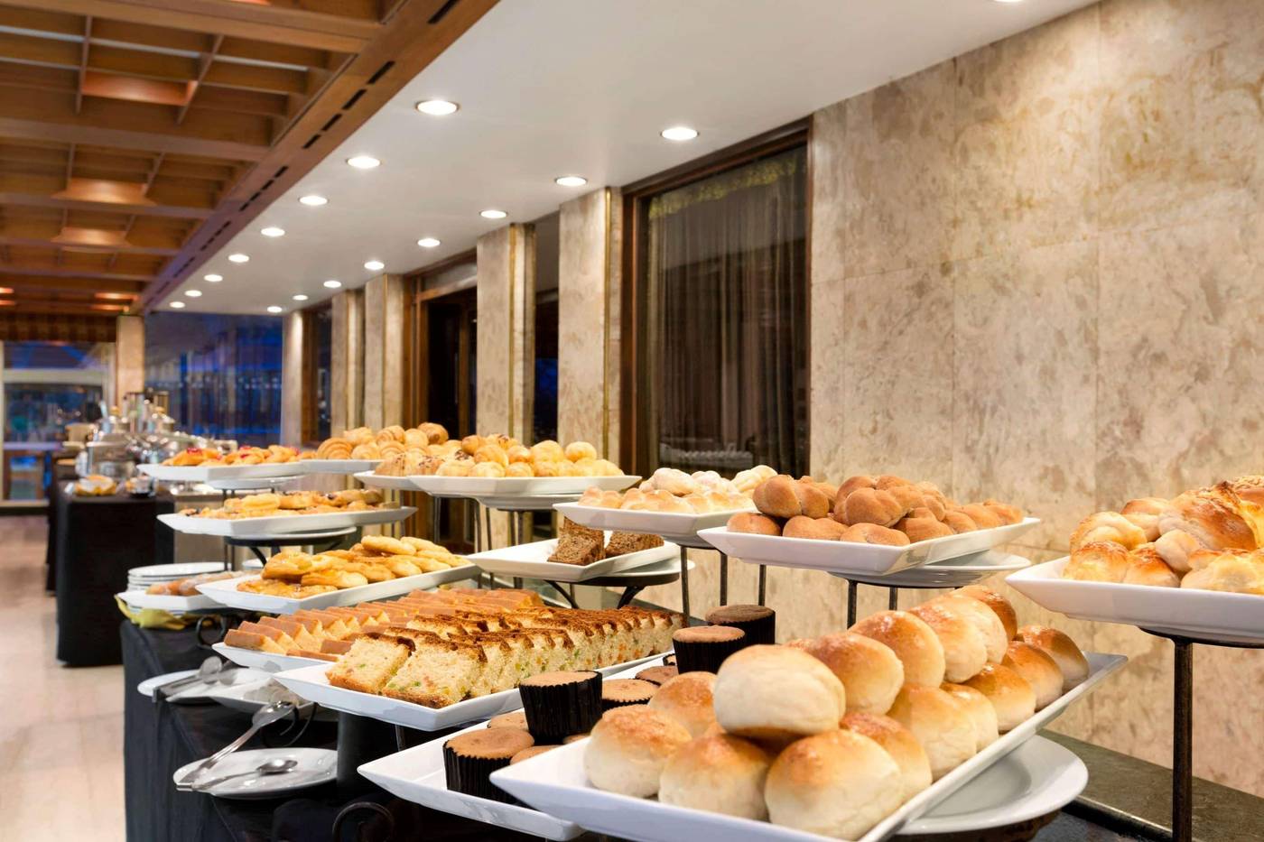 Ramada-By-Wyndham-Colombo-Bar-11