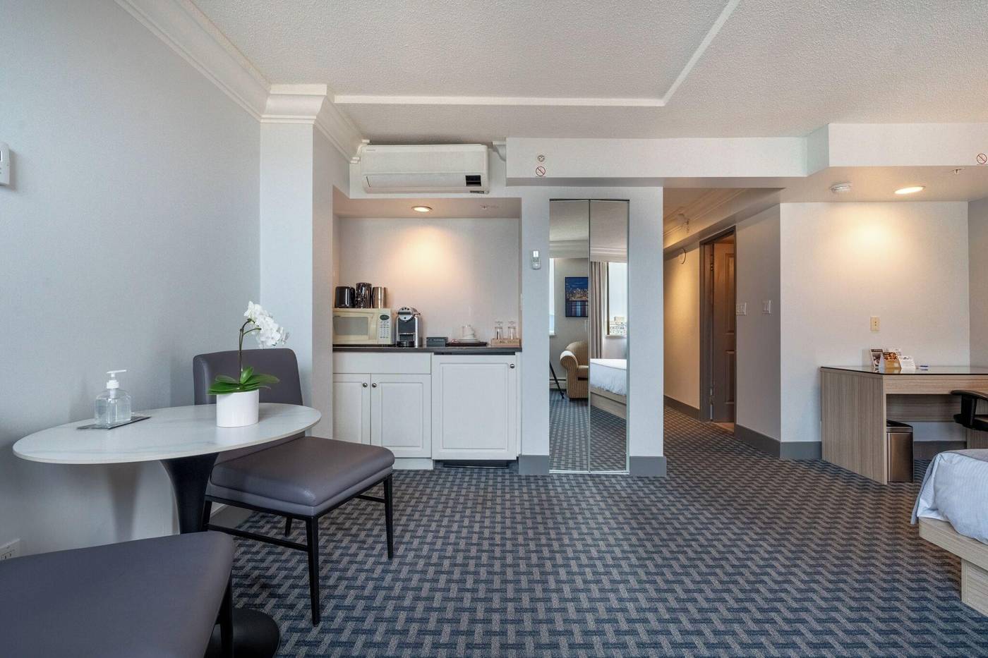 Century-Plaza-Hotel---Spa-Vancouver-Room-56