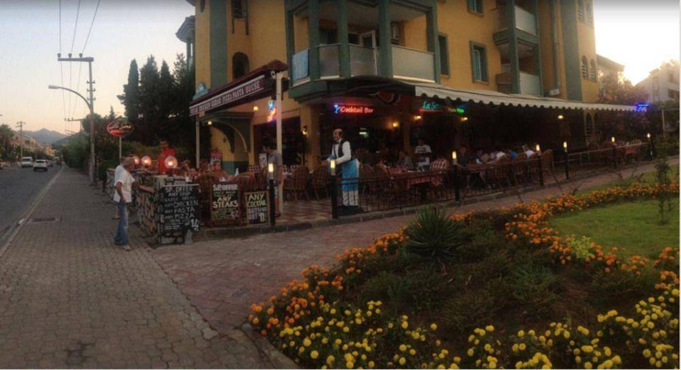 Rayon-Apart-Lobby-11