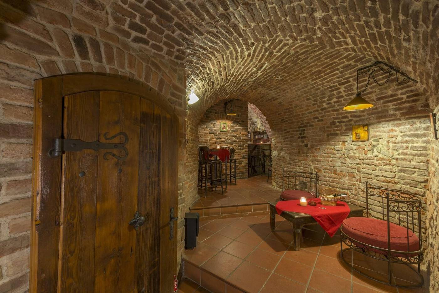 Cerny-Slon-Restaurant-13