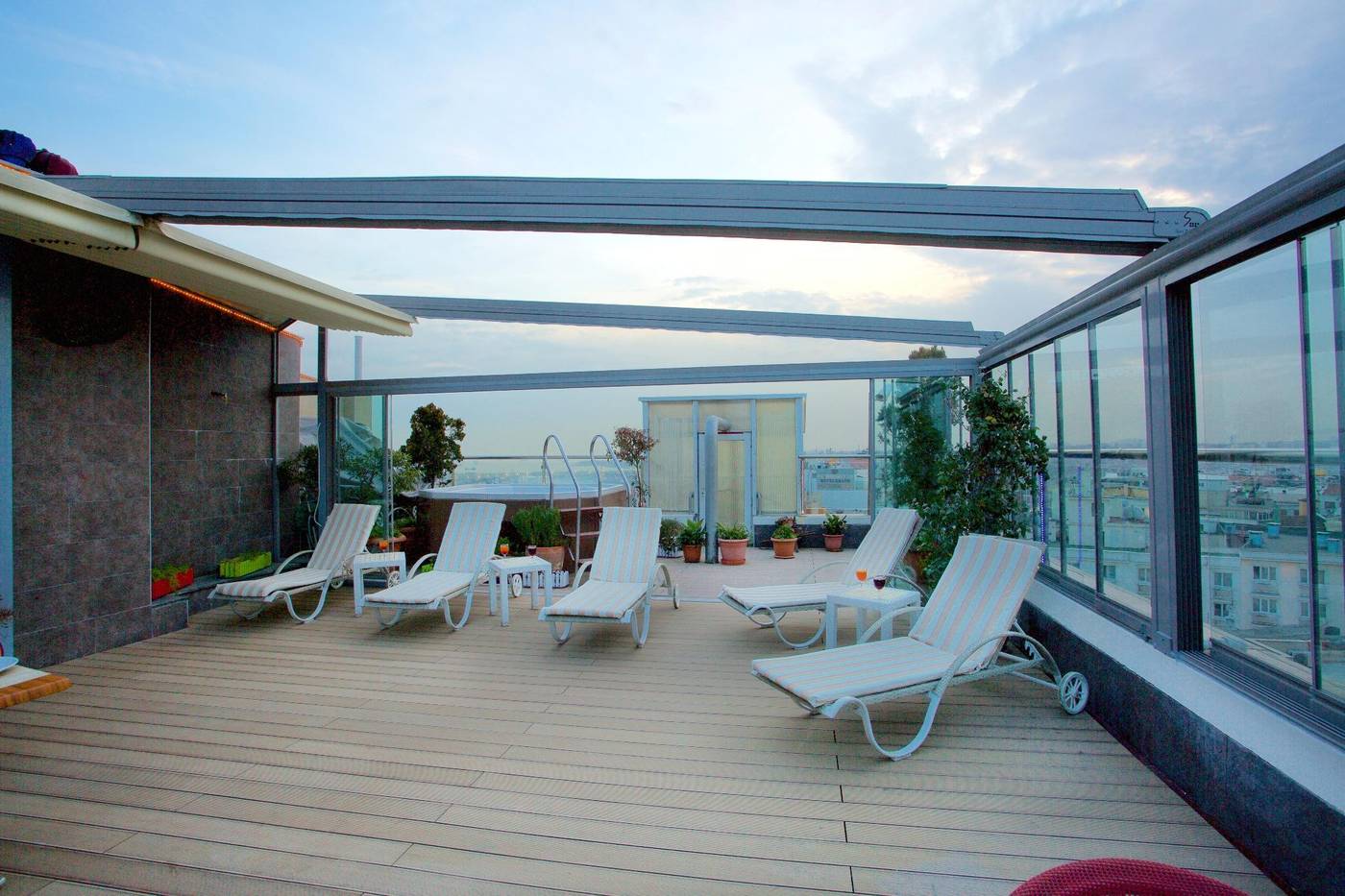 Hotel-Zurich-Istanbul-Pool-46