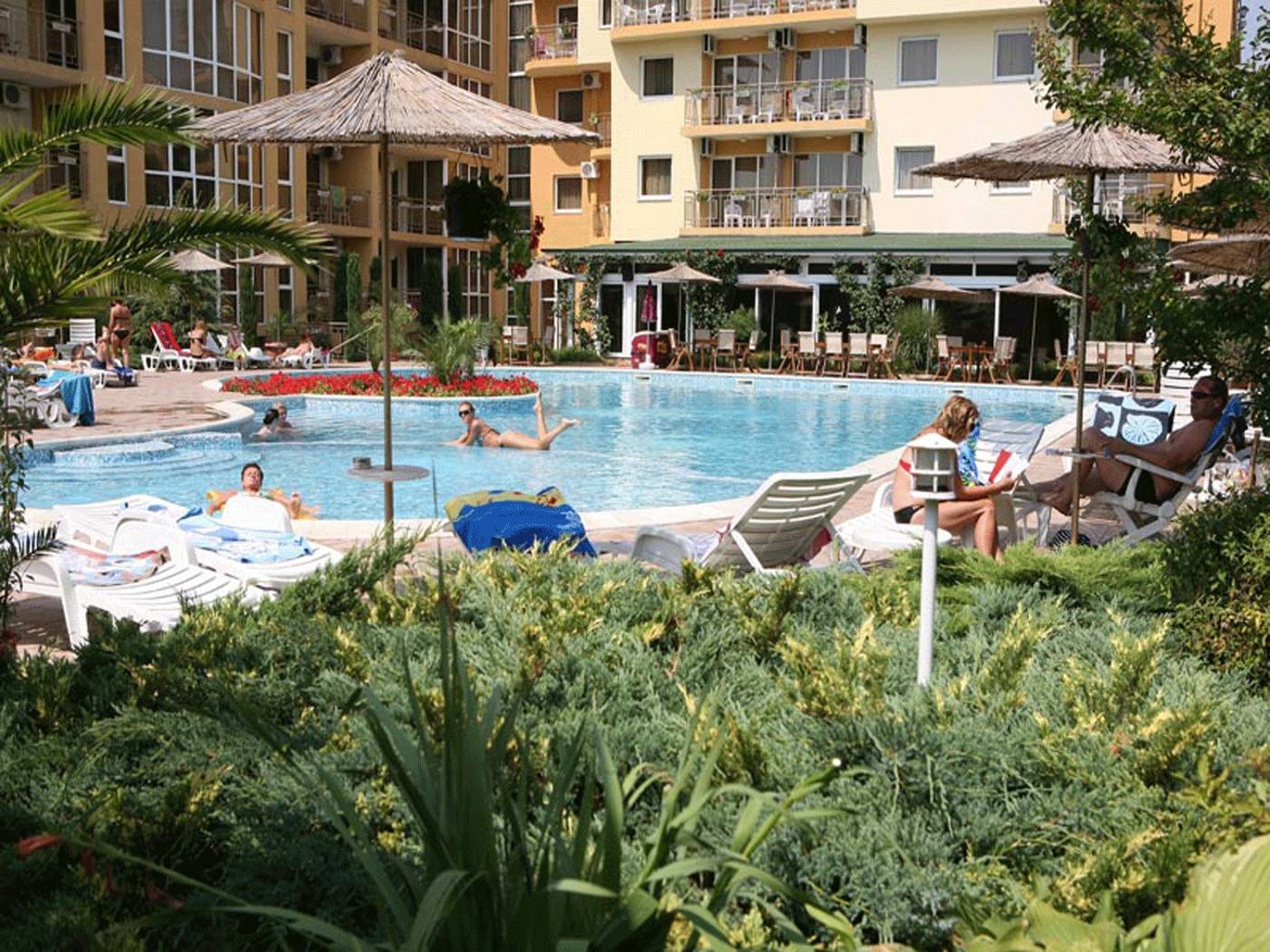 Joya-Park-Complex-Pool-3