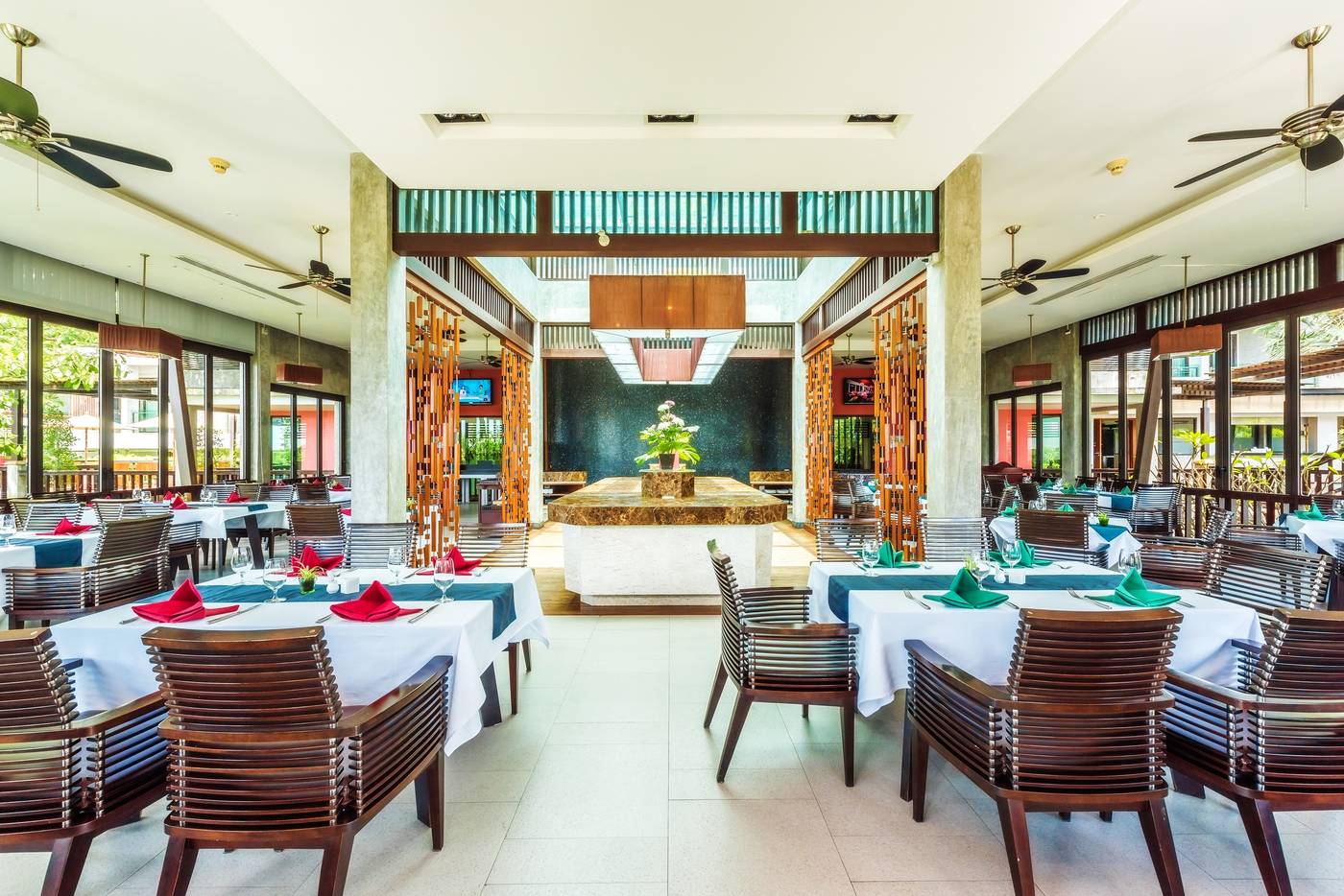 Wyndham-Sea-Pearl-Resort-Phuket-Restaurant-41