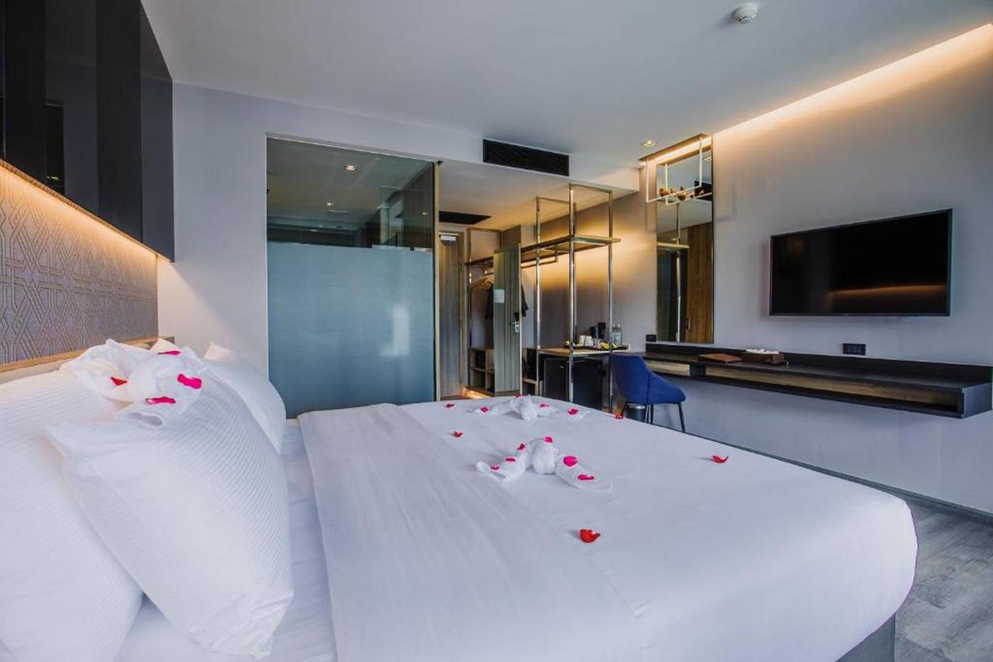 Rak-Elegant-Hotel-Patong-Room-17