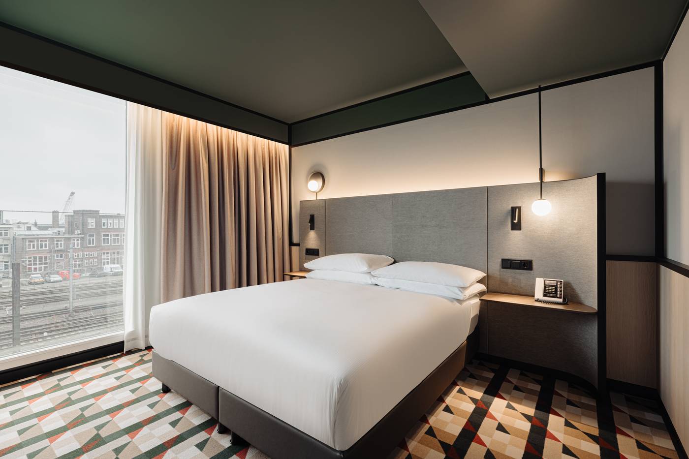 DoubleTree-by-Hilton-Amsterdam-Centraal-Station-Room-47