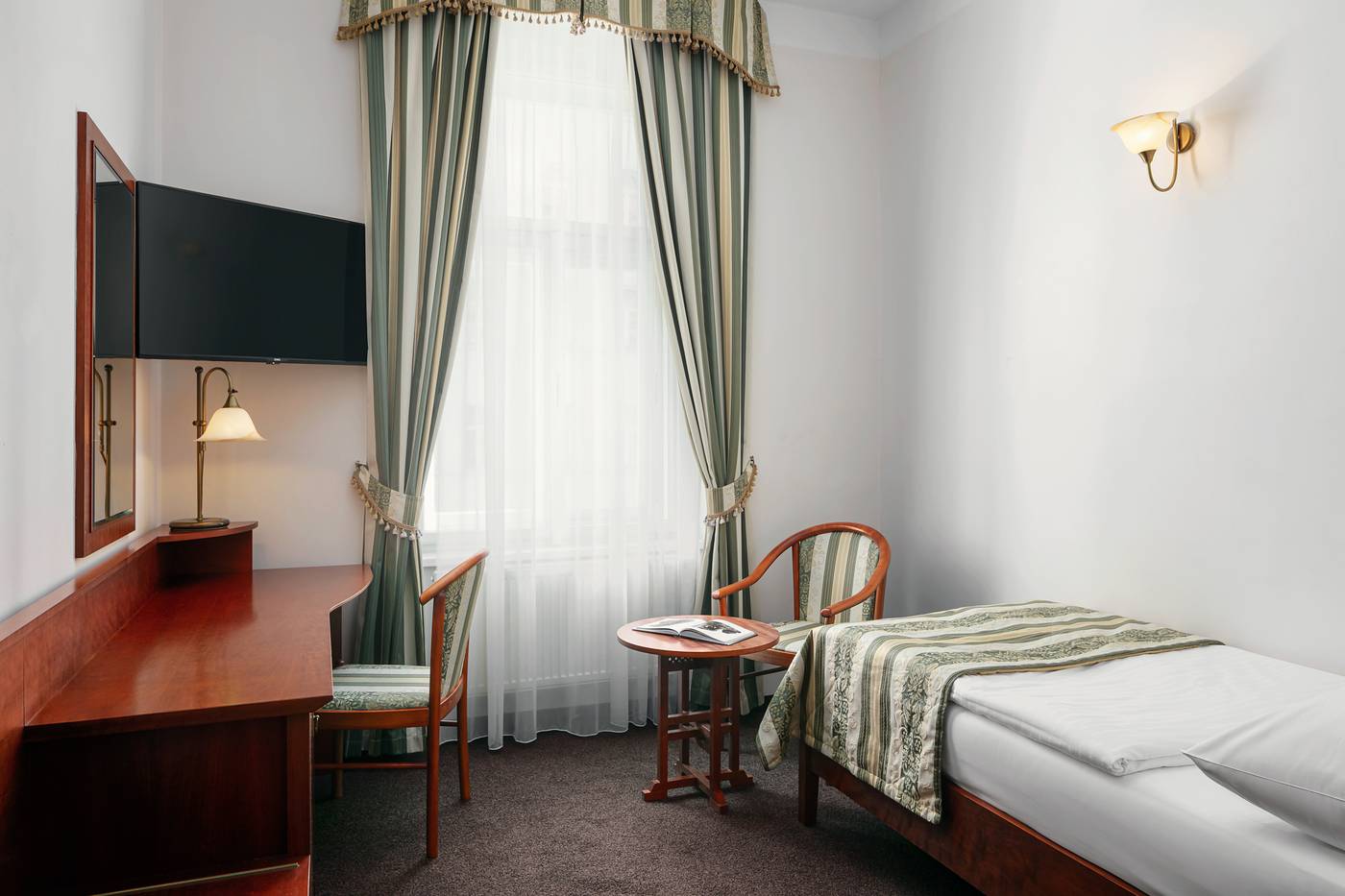 Amigo-City-Centre-Room-18