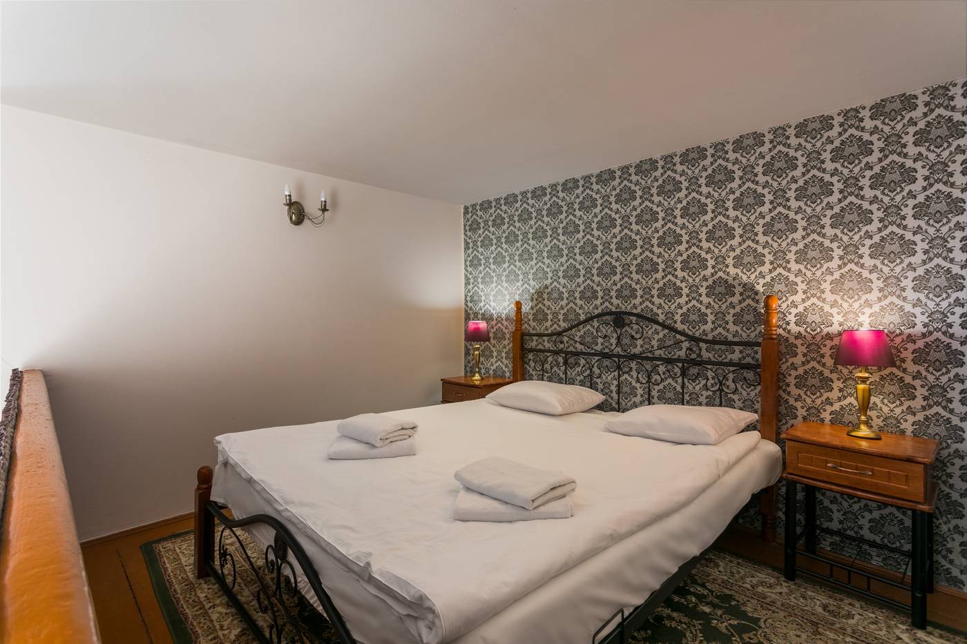 The-Spiski-Palace-Apartments-Room-42