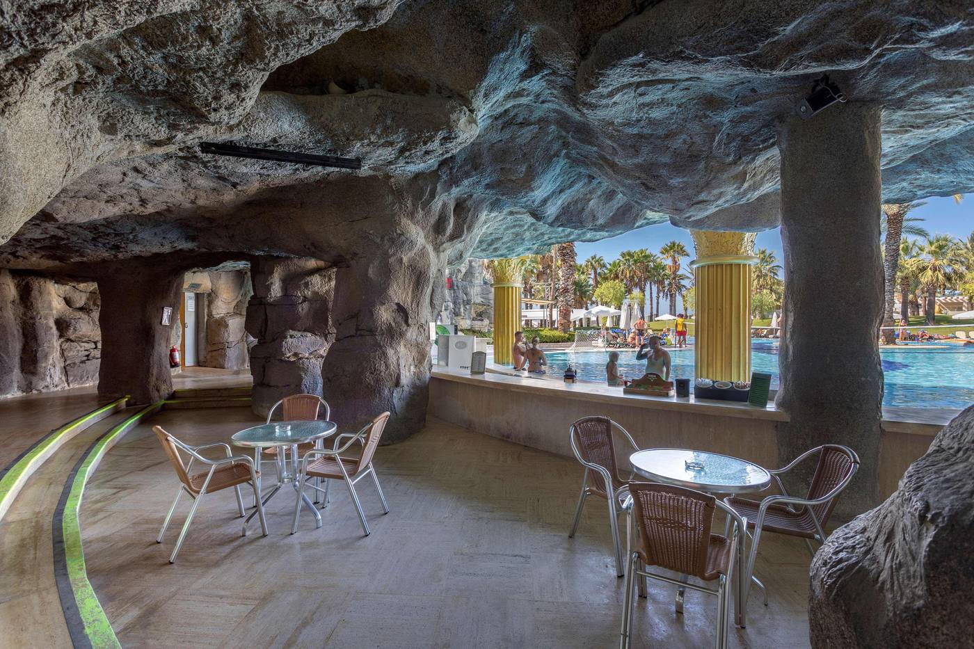 Seven-Seas-Hotel-Blue-Bar-81