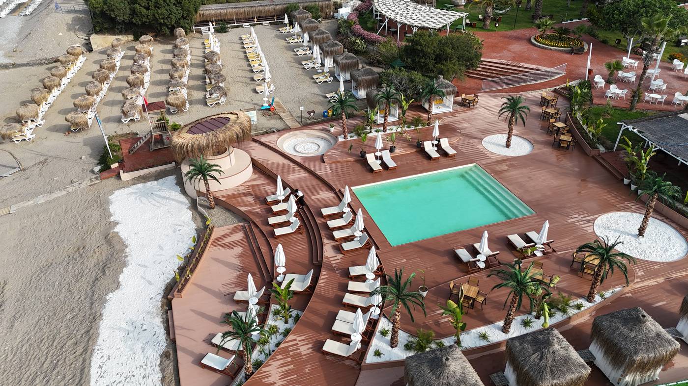 Club-Aqua-Plaza-Beach-6