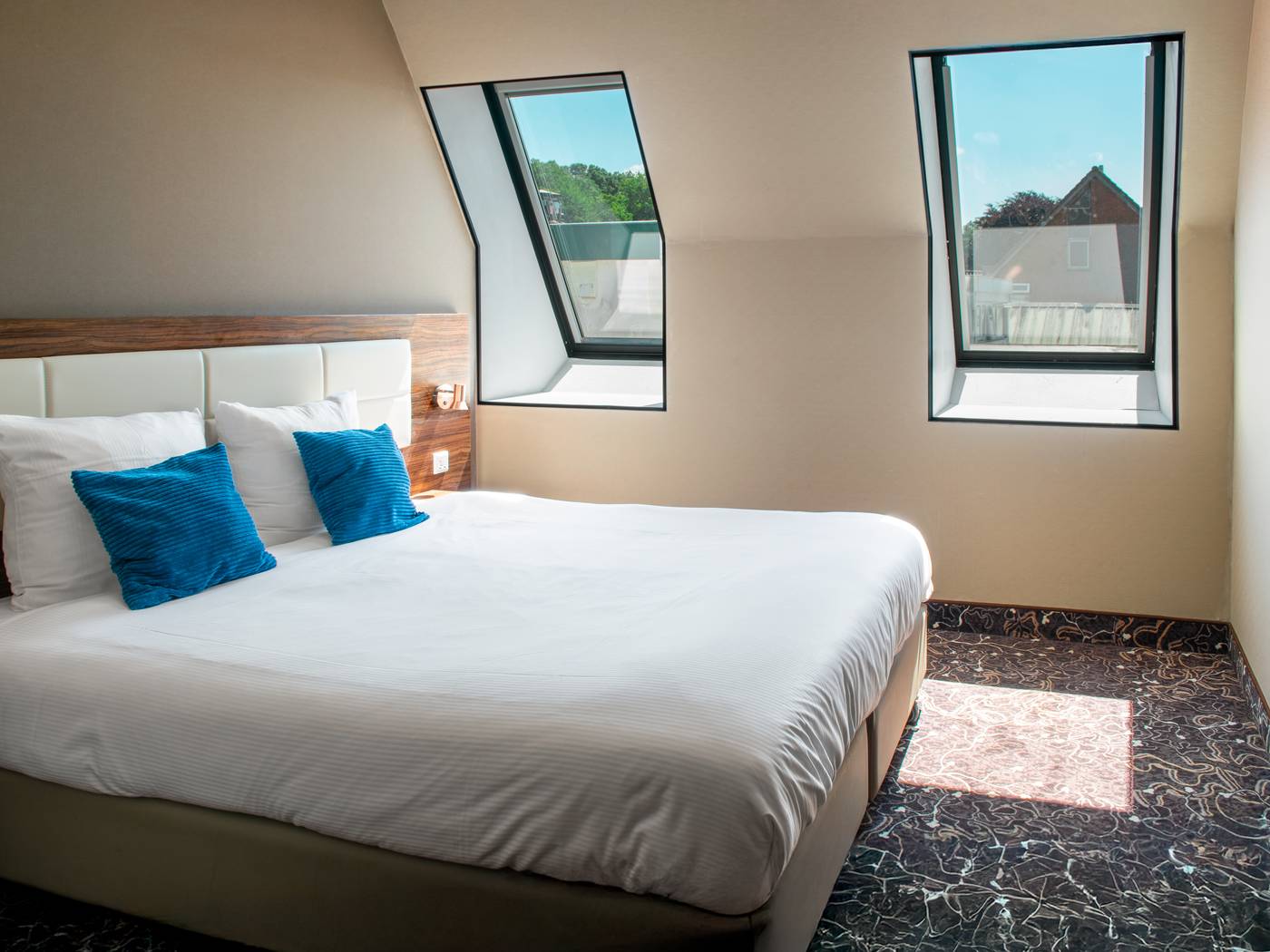 Amsterdam-Lake-Hotel-Room-5