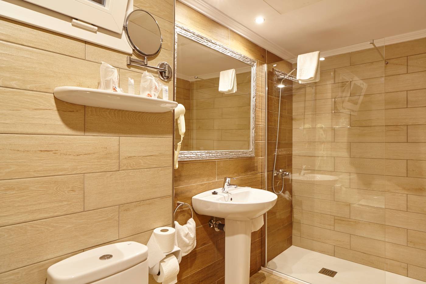 16.12.25 Hotel Arenal