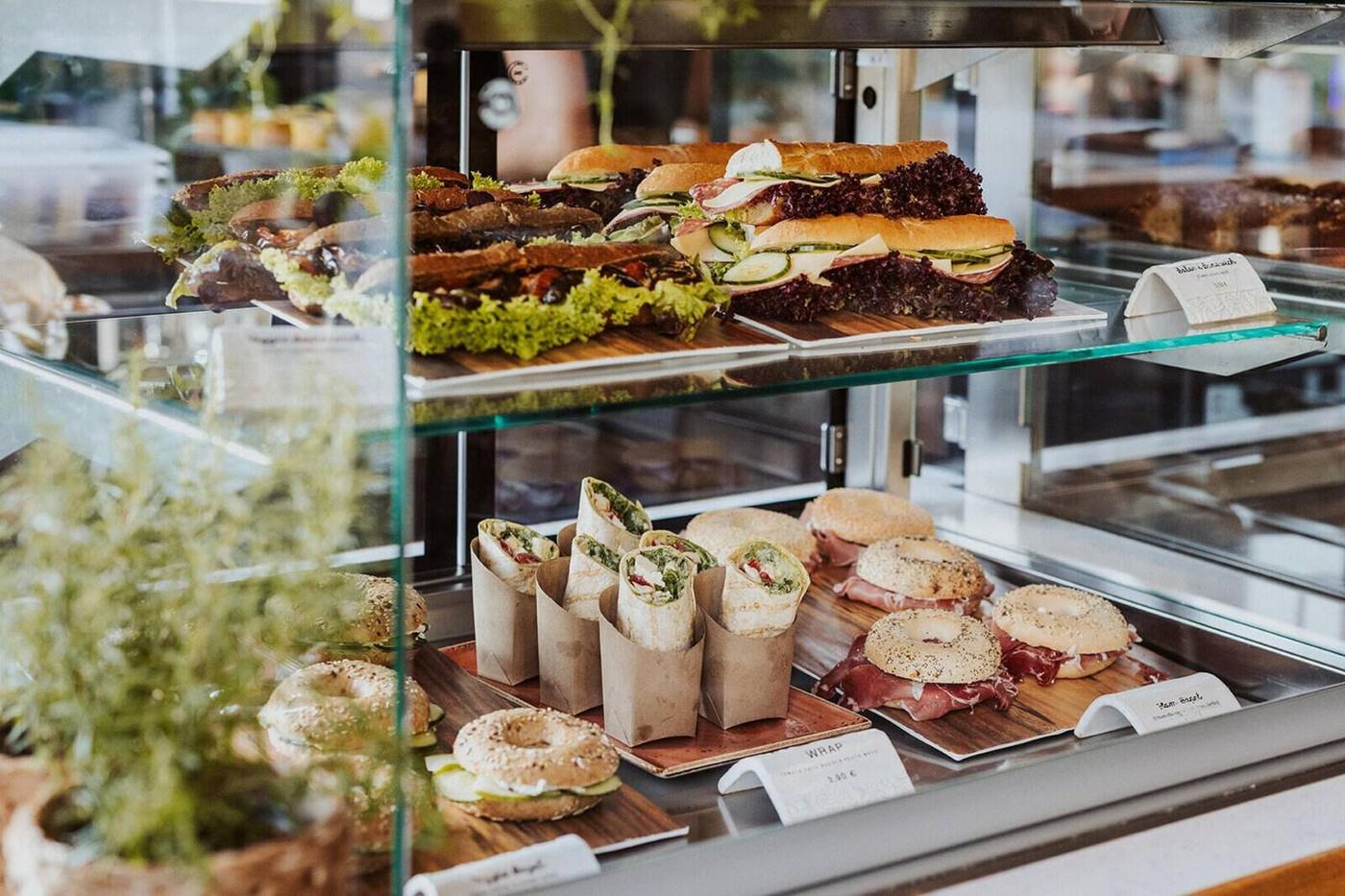 Schulz-Hotel-Berlin-Wall-At-The-East-Side-Gallery-Bar-40