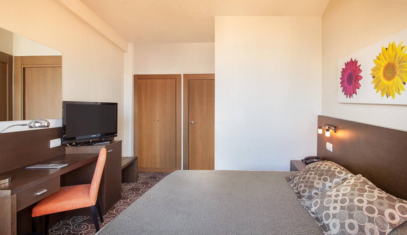 RH-Royal-Only-Adults-Room-15