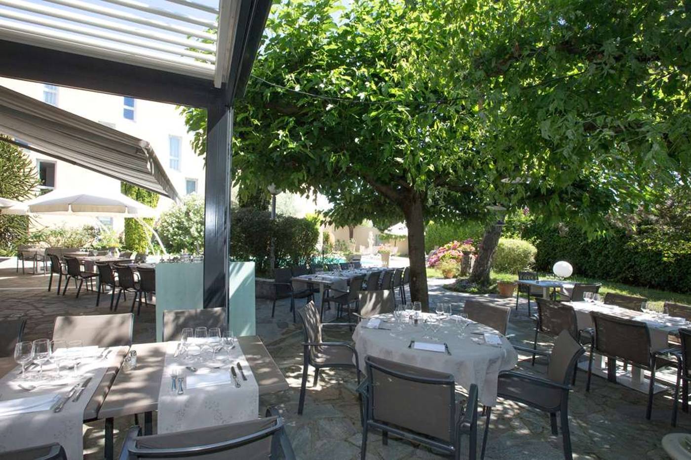 Pomo Hotel & Restaurant-France-Echirolles-General view-2