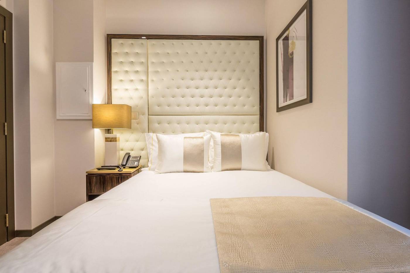 Meraprime-Gold-Design-Hotel-Room-27