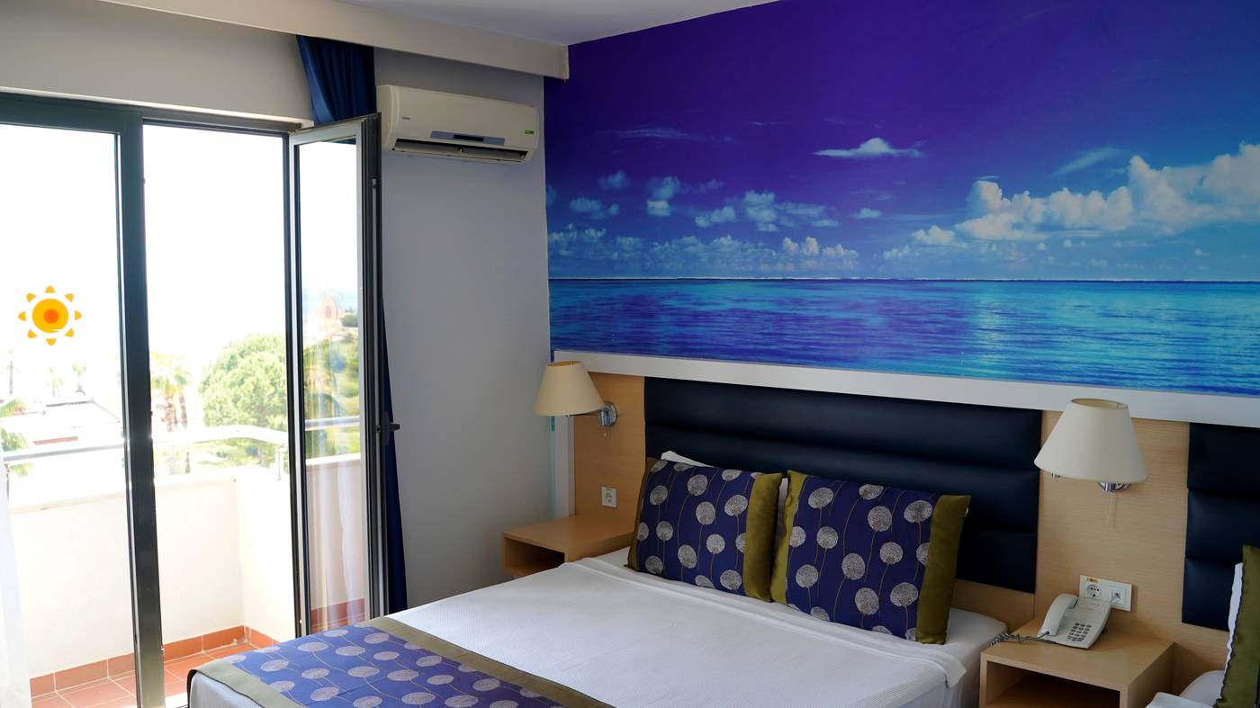 Club-Aqua-Plaza-Room-32
