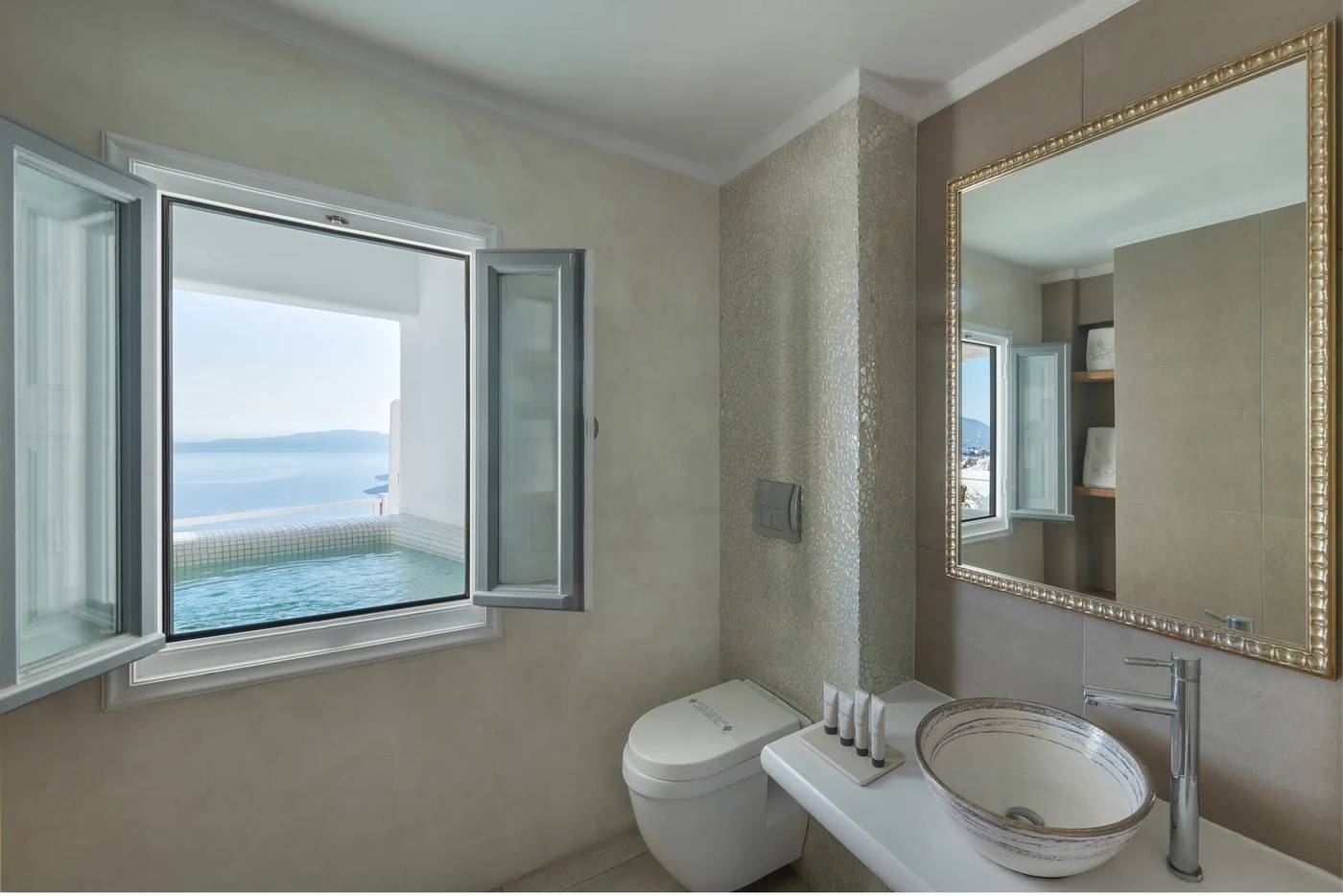 Aqua-Luxury-Suites-Room-43